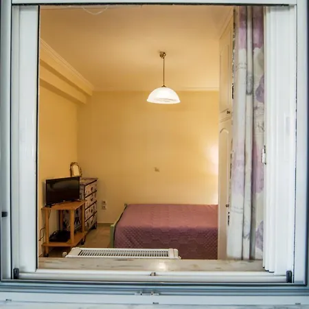 Central Flat With Covered Patio! Apartment