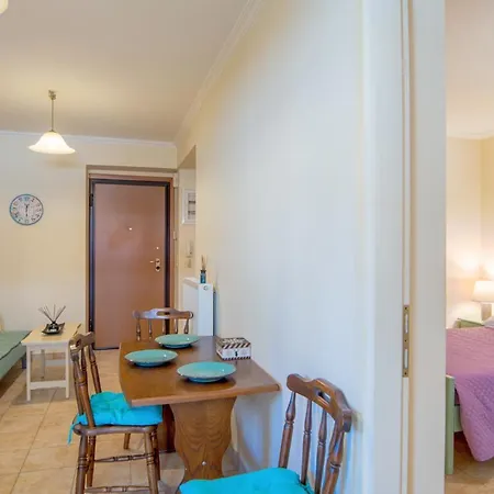 Central Flat With Covered Patio! Apartmán