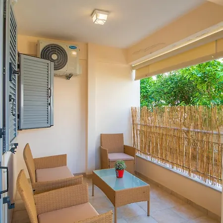 Central Flat With Covered Patio! Apartment