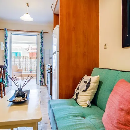 Central Flat With Covered Patio! Apartmán